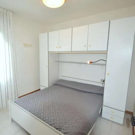 One Bedroom Flat With Balcony Next To The Sea アパート *