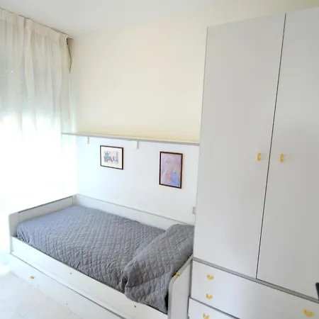 One Bedroom Flat With Balcony Next To The Sea アパート *