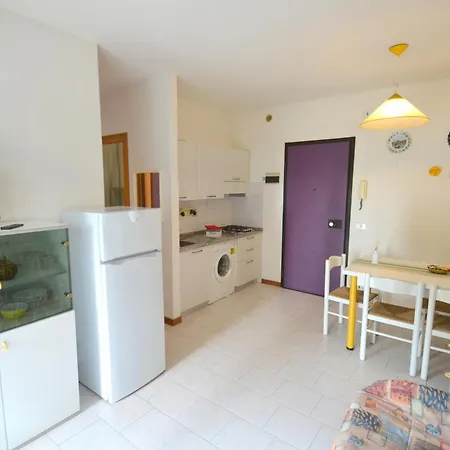 アパート One Bedroom Flat With Balcony Next To The Sea ビビオーネ