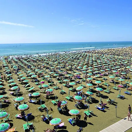 One Bedroom Flat With Balcony Next To The Sea Apartment *