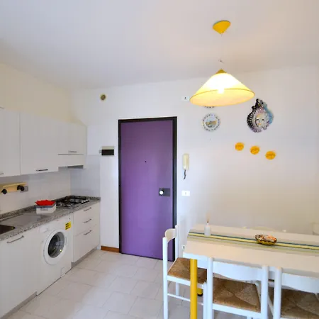 アパート One Bedroom Flat With Balcony Next To The Sea